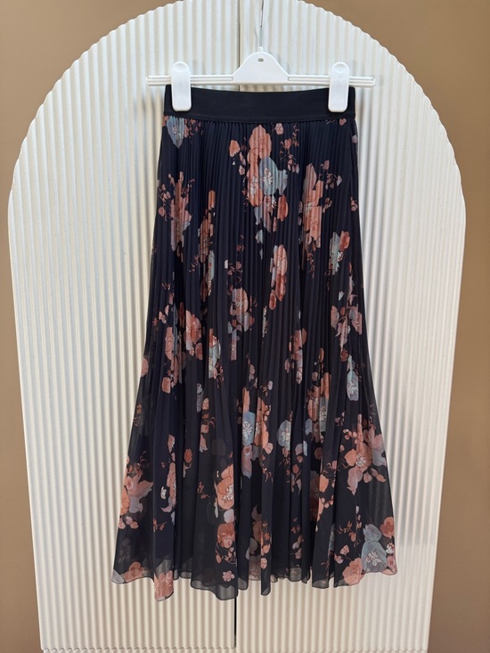 Aritzia Dresses & Skirts - Aritzia Wilfred pleated midi skirt